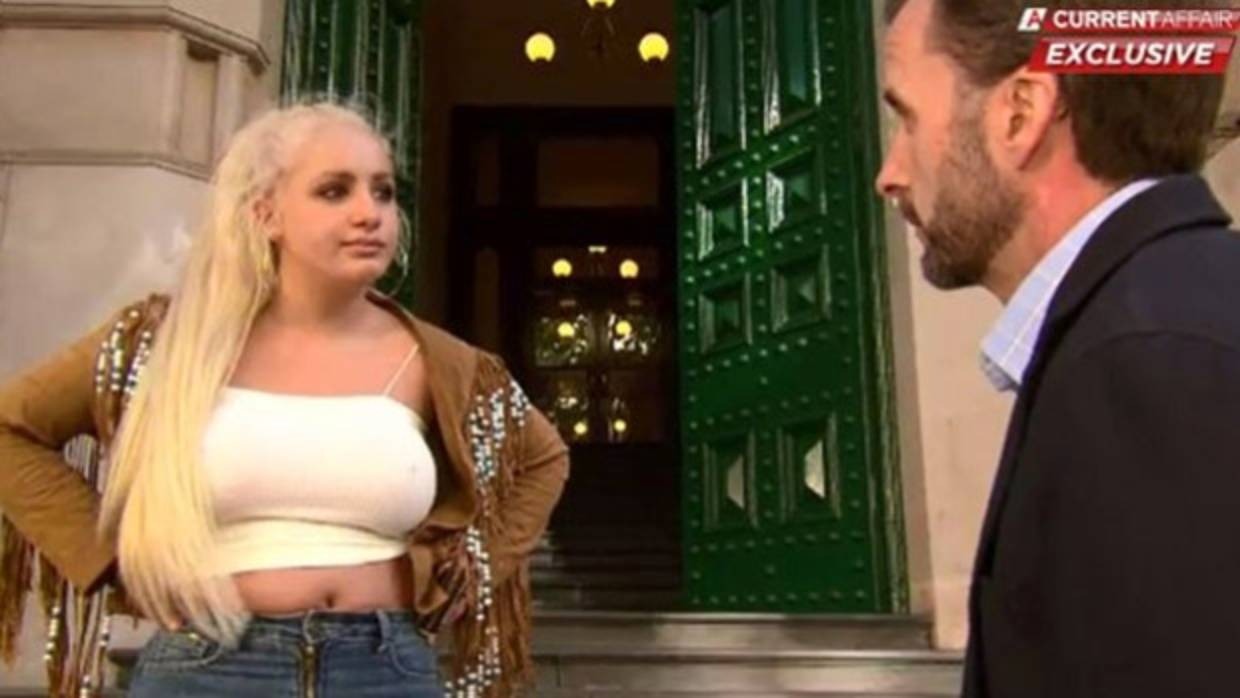 Model Blondie Australia Flash Her Breasts To A TV Reporter