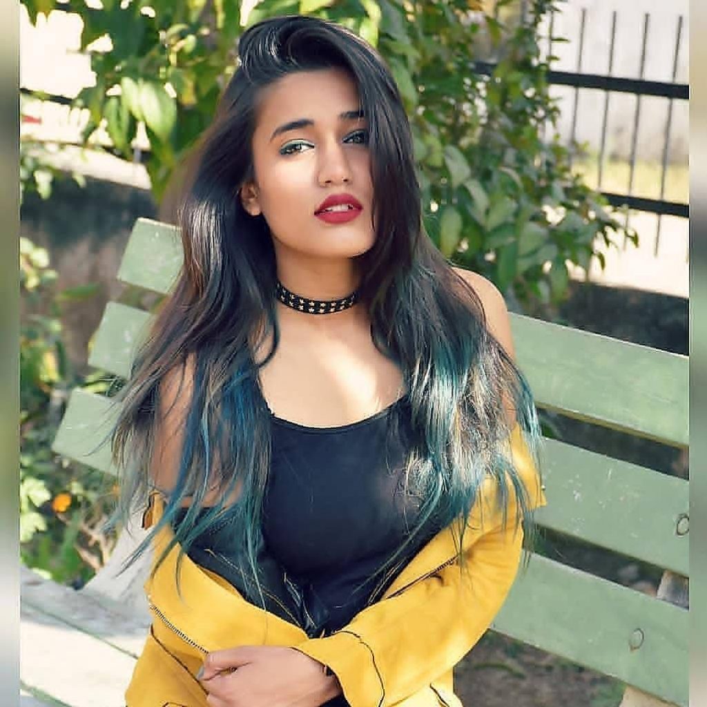 Girl Dancing on Left Side on 'Bohot Hard' is The New Crush of Internet, Who's She? | PagalParrot Girl Dancing on Left Side on 'Bohot Hard' is The New Crush of Internet, Who's She? | PagalParrot