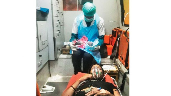 Seeing Life in Danger, 108 Men Staff Helps a Woman Delivering Twins in Ambulance