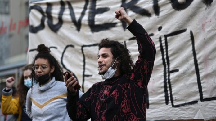 This Is What Actors Done In Rally To Support The Opening Of Theaters In France