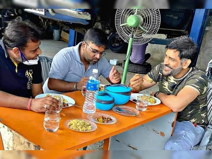 ms dhoni viral