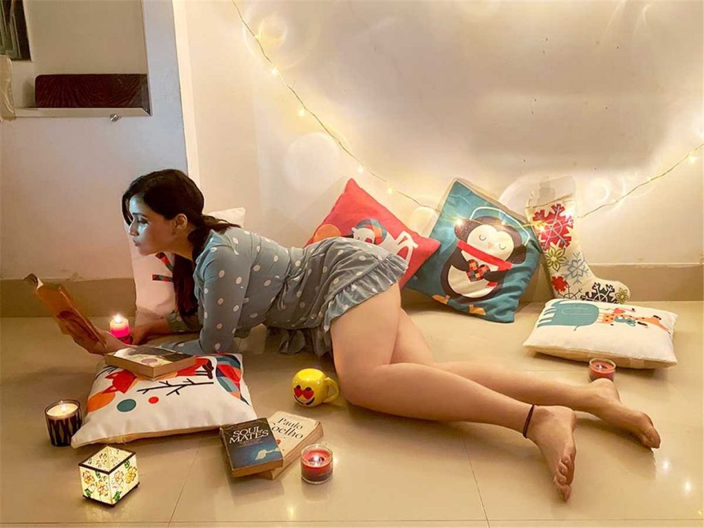 Mannara-Chopra-milky-hot-legs-and-thunder-thigh-show-Hot legs