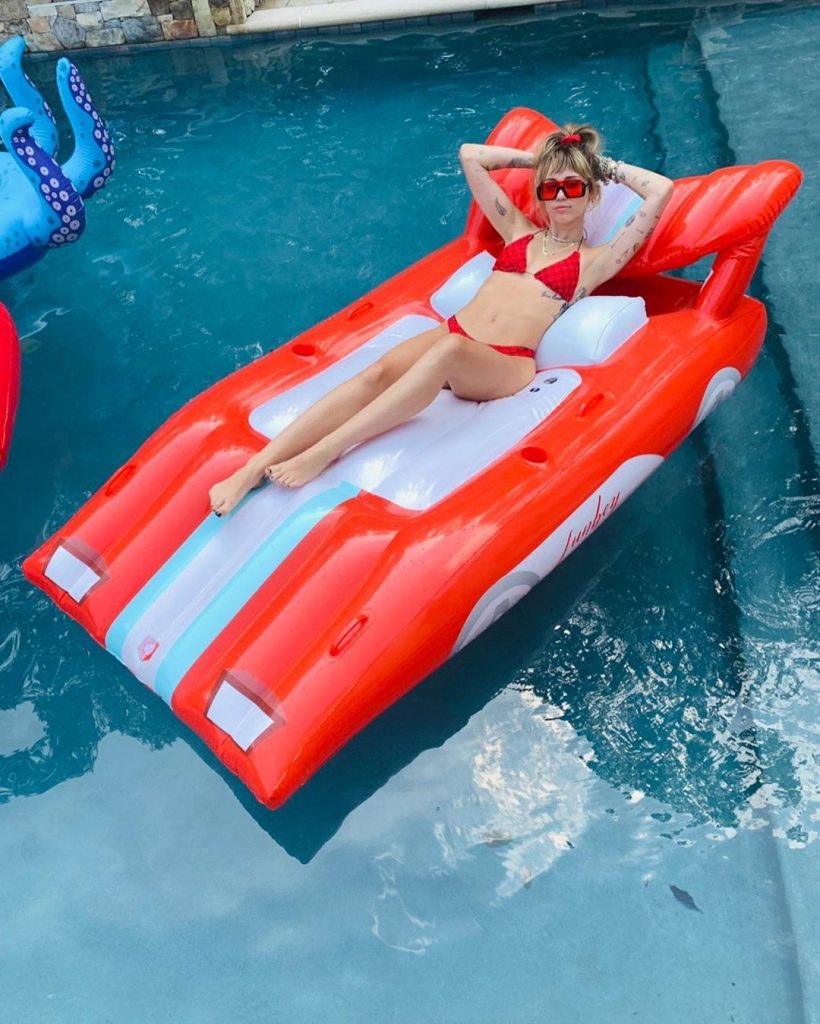Miley Cyrus bikini pics