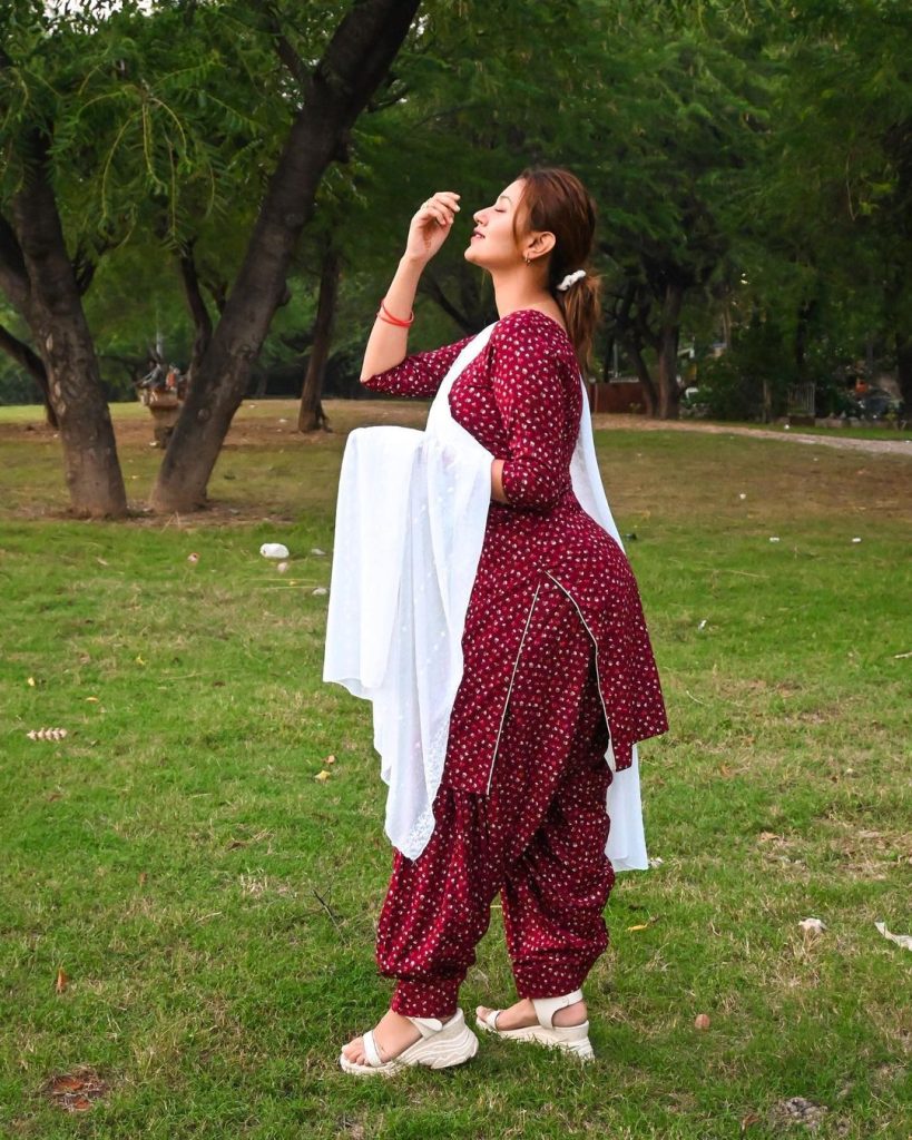 Anjali Arora hd photos in punjabi suit