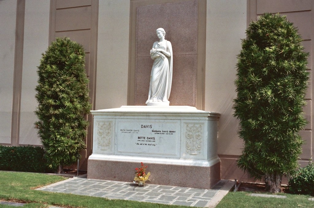 Grave of Bette Davis