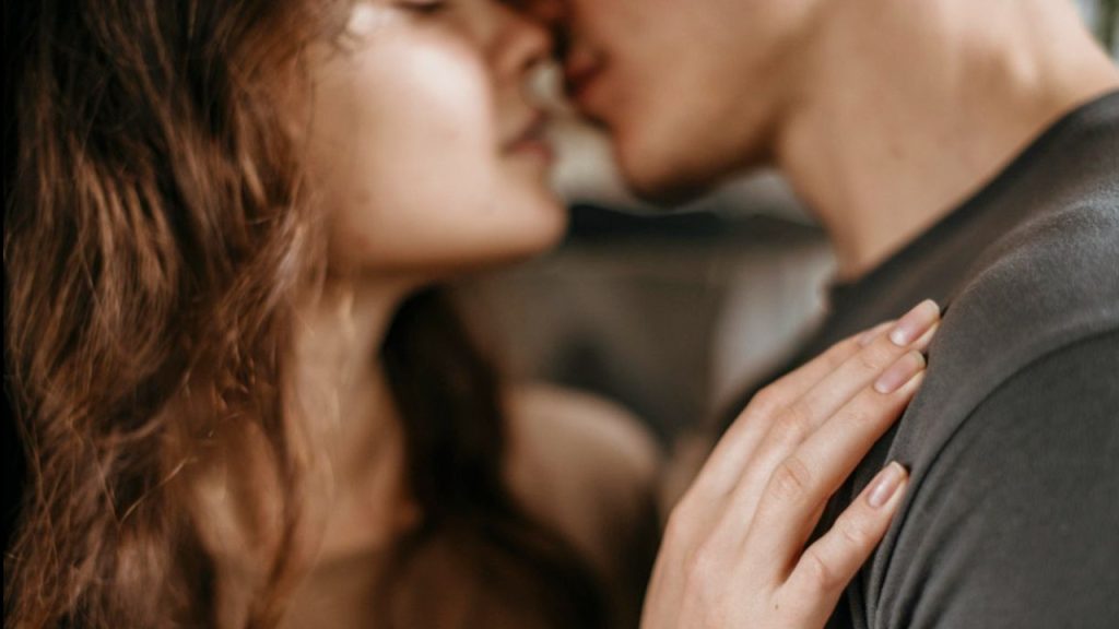Kissing Can Also Lead To These Unexpected Diseases