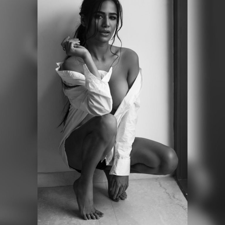 Poonam Pandey got into trouble by wearing a revealing dress,