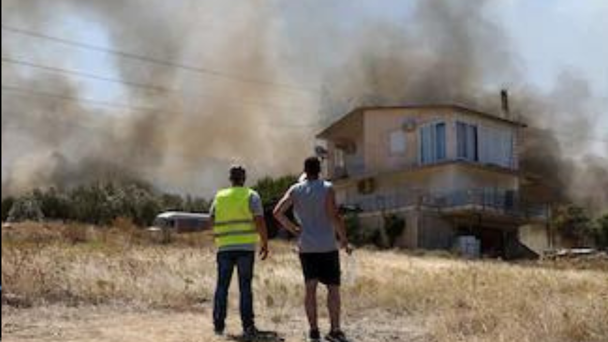 Wildfire emerged near Athens, heat waves intensifies, firefighters reached to the rescue