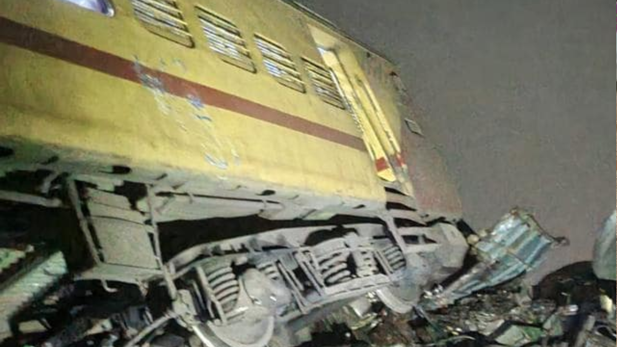 Andhra train mishap: 6 killed, 18 injured, suspicion lies on human error