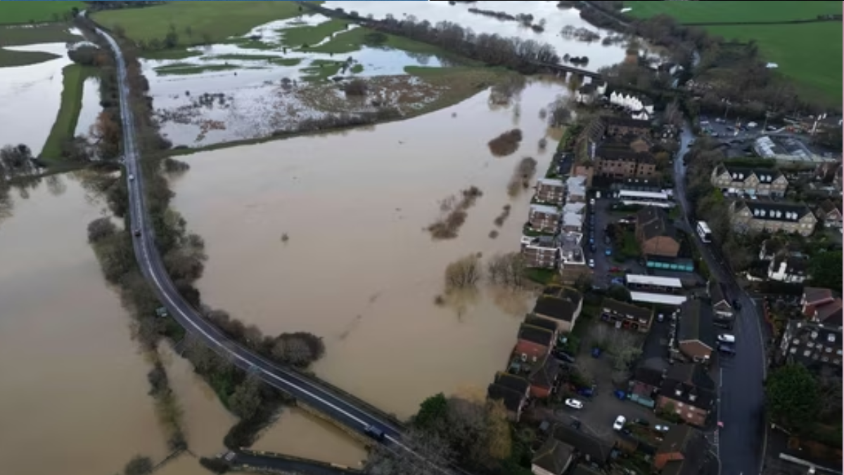 Floods in England: Streets flooded, warning laid, many evacuated