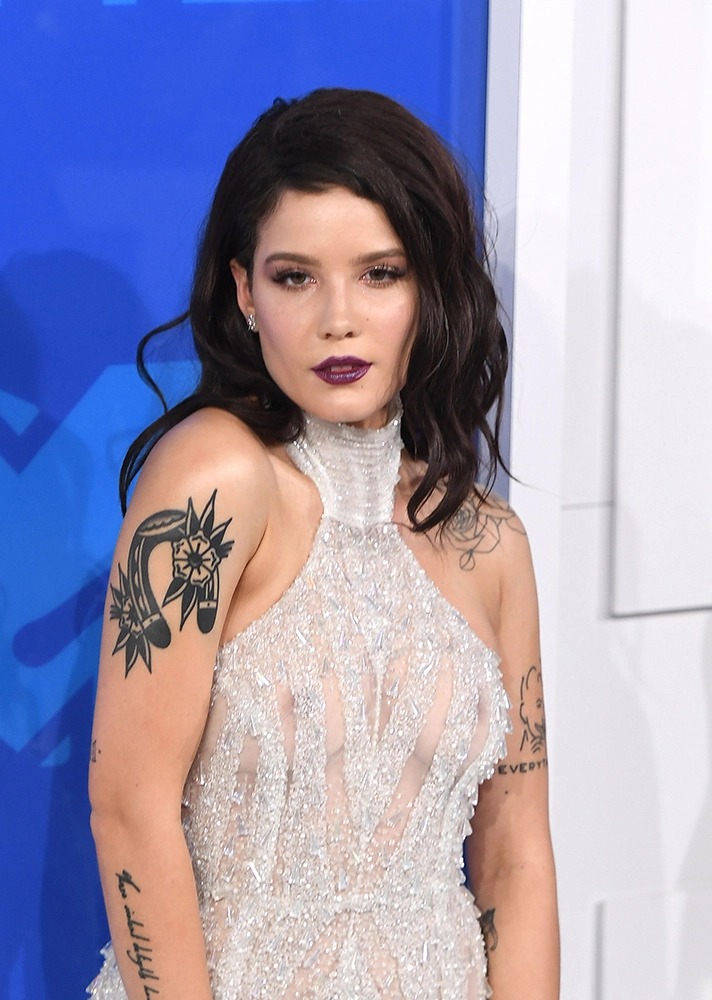 Halsey wardrobe malfunction