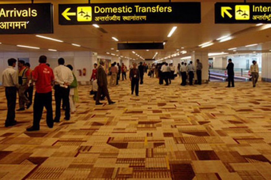 People crammed together at New Delhi Airport Inspite of Government Instructions